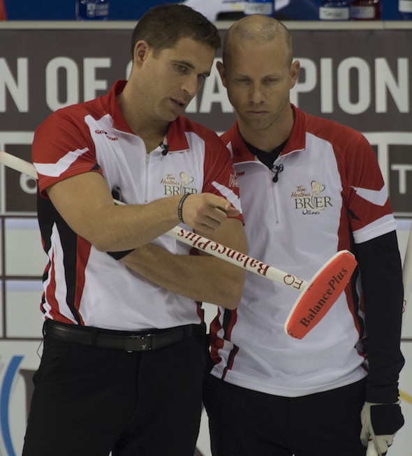 John Morris d'Équipe Canada, à gauche, et Pat Simmons discutent de leurs options. (Photo, Curling Canada / Michael Burns)