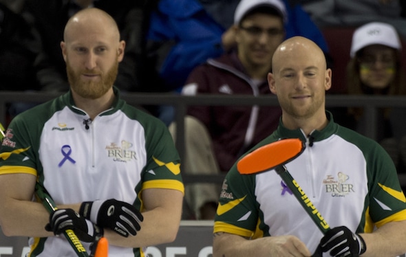 Brad Jacobs du Nord de l'Ontario, à gauche, et Ryan Fry se sont amusés dans le jeu bronze médaille de dimanche. (Photo, Curling Canada / Michael Burns)