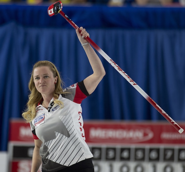 Capitaine de l'équipe canadienne Chelsea Carey célèbre un grand coup lors de sa victoire sur la Suède, lundi. (Photo, Curling Canada / Michael Burns)