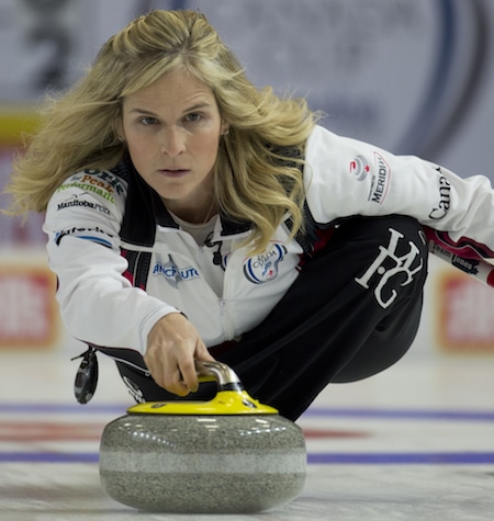 Jennifer Jones, de Winnipeg, tire une balle lors de l'action mercredi. (Photo, Curling Canada / Michael Burns)