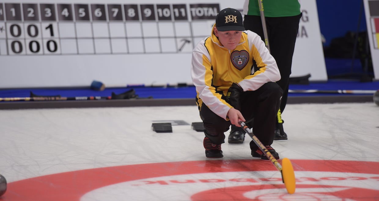 Manitoba's Braden Calvert calls the line as his team wraps up the round robin at the 2017 Canadian Mixed Curling Championship with a win over undefeated Saskatchewan (Curling Canada photo)