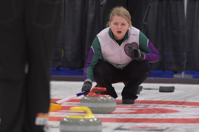 Veronica Smith, capitaine de l’équipe de L’Ile-du-Prince-Édouard, indique la trajectoire voulue au cours d’un match du championnat canadien mixte 2017 à Yarmouth, N.-É. ( photo de Curling Canada)