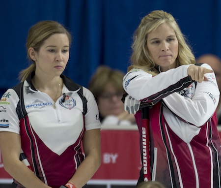 Jennifer Jones, à droite, et Kaitlyn Lawes réfléchir options lors de leur victoire sur l'équipe Carey jeudi. (Photo, Curling Canada / Michael Burns)