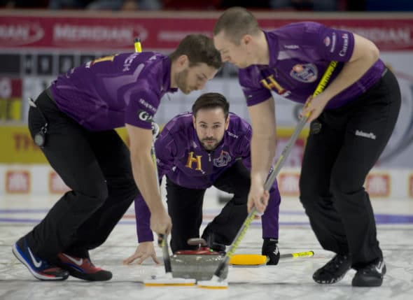 John Epping, avec ses coéquipiers Tim March, à gauche, et Patrick Janssen a toujours un coup à une couchette de séries éliminatoires. (Photo, Curling Canada / Michael Burns)