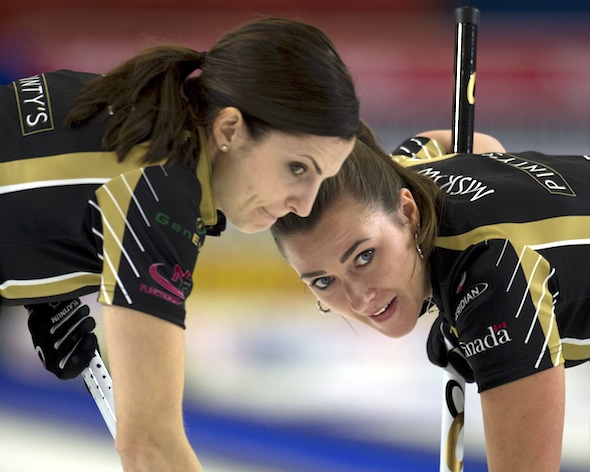 Lisa Weagle de l'équipe Homan, à gauche, et Emma Miskew ont travaillé dur lors de la victoire de la demi-finale samedi. (Photo, Curling Canada / Michael Burns)