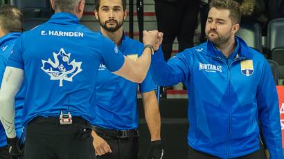 Matt Dunstone (à droite) célèbre sa victoire avec E.J. Harnden (à gauche) et Colton Lott lundi soir au Centre Scotiabank. (Photo : Curling Canada/Andrew Klaver)