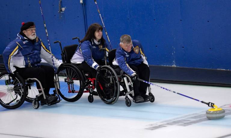 Joignez le jeu : rendre le curling en fauteuil roulant et avec tige plus accessible à tous